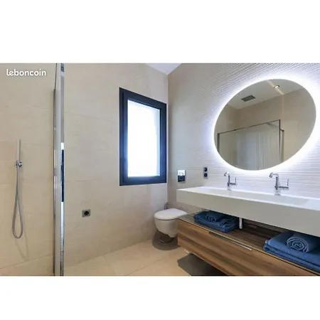 Magnifique Neuve Avec Piscine A Deux Pas Des Plages *