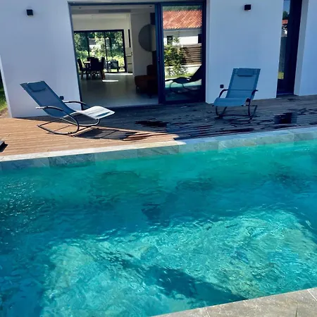 Magnifique Neuve Avec Piscine A Deux Pas Des Plages Villa
